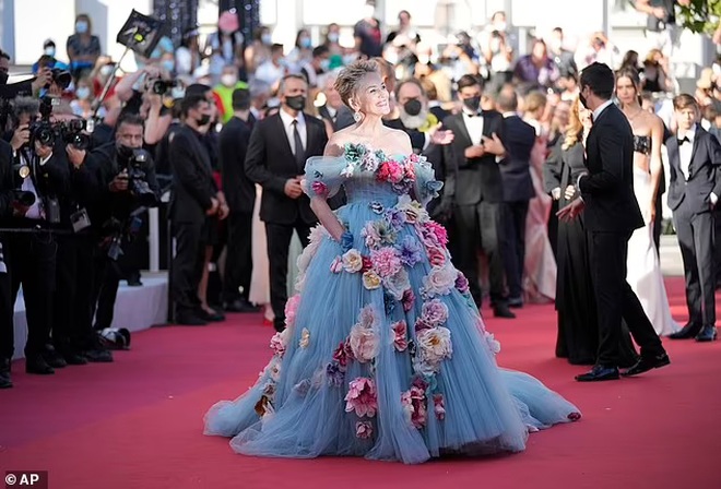 Minh tinh Bản năng gốc Sharon Stone diện váy điệu như công chúa ở tuổi 63 - 3 Minh tinh Bản năng gốc Sharon Stone diện váy điệu như công chúa ở tuổi 63 - 3