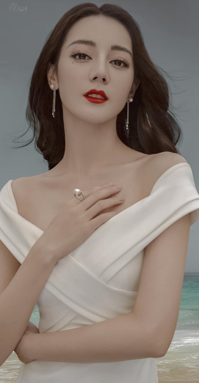 Địch Lệ Nhiệt Ba: Đẹp hoàn hảo nhưng không hợp làm mỹ nhân cổ trang - 7 Địch Lệ Nhiệt Ba: Đẹp hoàn hảo nhưng không hợp làm mỹ nhân cổ trang - 7