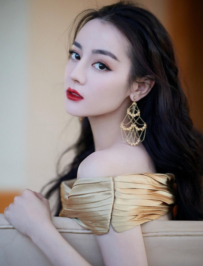 Địch Lệ Nhiệt Ba: Đẹp hoàn hảo nhưng không hợp làm mỹ nhân cổ trang - 8 Địch Lệ Nhiệt Ba: Đẹp hoàn hảo nhưng không hợp làm mỹ nhân cổ trang - 8
