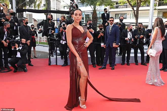 Kimberley lộ vòng ba, bạn gái Ronaldo khoe chân dài tại LHP Cannes - 5 Kimberley lộ vòng ba, bạn gái Ronaldo khoe chân dài tại LHP Cannes - 5