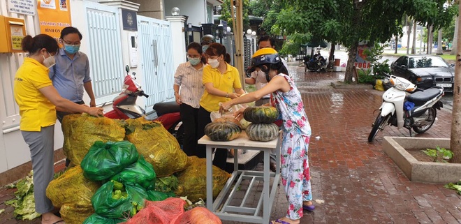 Dân Sài Gòn xếp hàng cả tiếng đồng hồ mới vào được siêu thị - 2 Dân Sài Gòn xếp hàng cả tiếng đồng hồ mới vào được siêu thị - 2