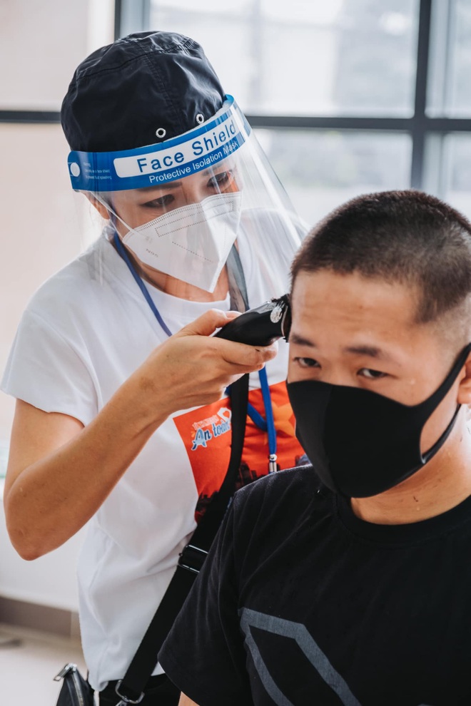 Phương Thanh nhịn uống nước để… khỏi đi vệ sinh khi làm tình nguyện viên - 4 Phương Thanh nhịn uống nước để… khỏi đi vệ sinh khi làm tình nguyện viên - 4