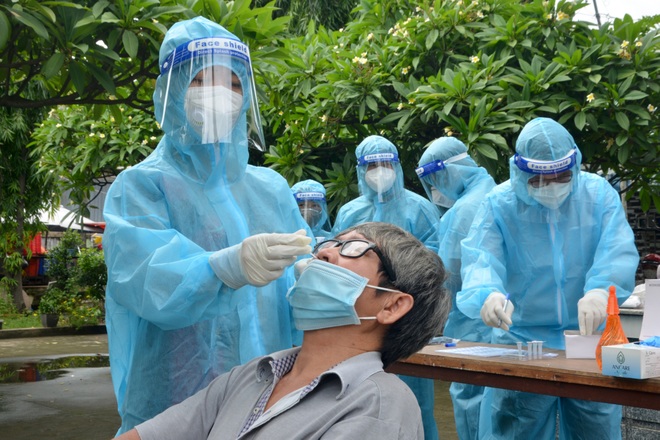 Xét nghiệm Covid-19 ngẫu nhiên, bắt được 5 người đi đường dương tính - 3 Xét nghiệm Covid-19 ngẫu nhiên, bắt được 5 người đi đường dương tính - 3