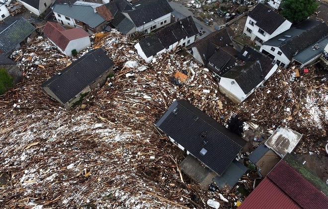 Hơn 120 người chết do mưa lũ như sóng thần ở châu Âu - 5