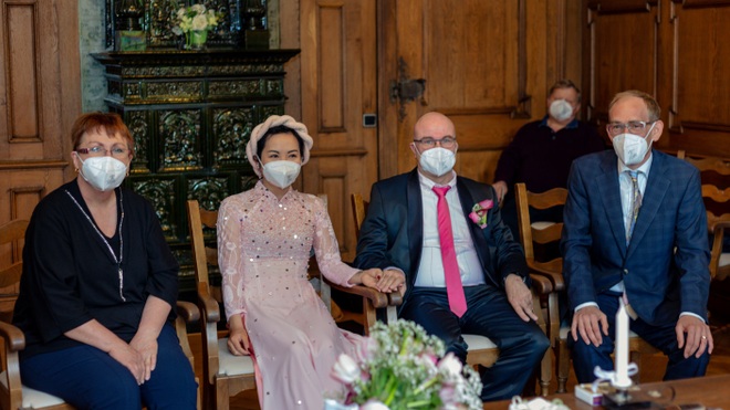Đám cưới mùa dịch chỉ có 5 người của cô dâu Việt và chú rể Đức - 1