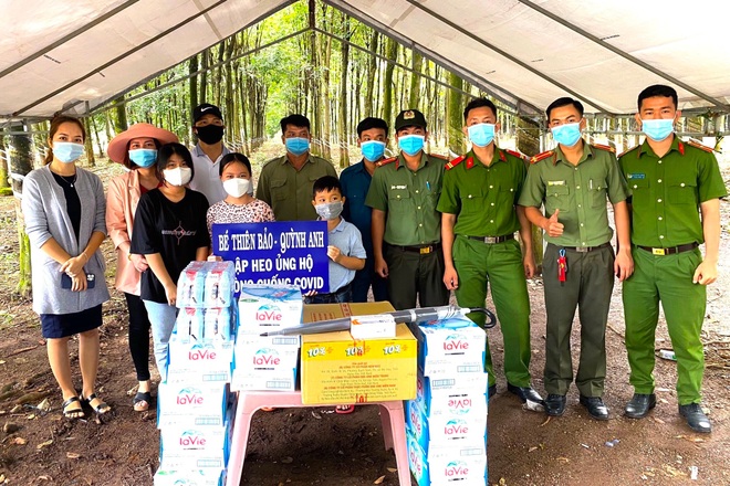 Bé lớp 1 cùng bạn đập heo đất lấy 20 triệu ủng hộ chốt chống dịch - 1 Bé lớp 1 cùng bạn đập heo đất lấy 20 triệu ủng hộ chốt chống dịch - 1