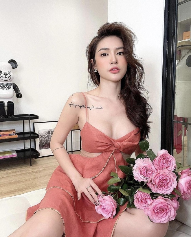 Ở nhà chống dịch, nhiều hot girl thi nhau biến nhà thành studio khoe dáng - 10 Ở nhà chống dịch, nhiều hot girl thi nhau biến nhà thành studio khoe dáng - 10