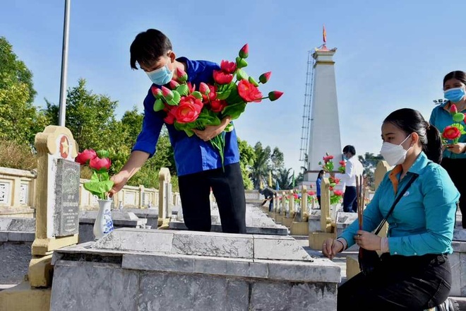 Hà Tĩnh: Dâng gần 6.000 đóa sen hồng lên các phần mộ liệt sĩ - 2