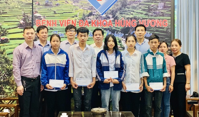Thầy giáo nghỉ hưu hết lòng với công tác khuyến học - 1 Thầy giáo nghỉ hưu hết lòng với công tác khuyến học - 1