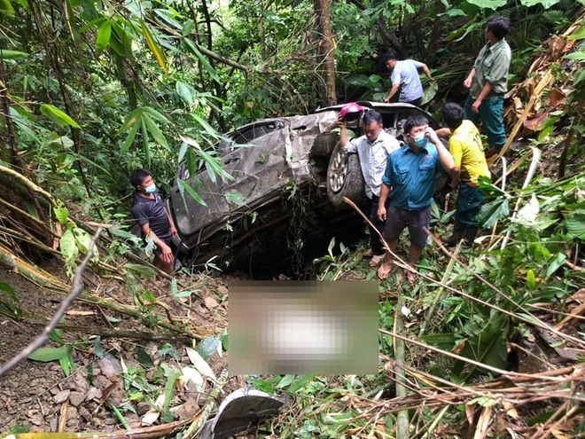 Ô tô bán tải lao xuống vực sâu 50 m, hai người tử vong - 1