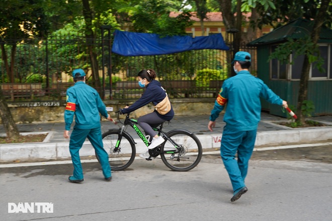 Người dân ngỡ ngàng khi bị công an nhắc nhở, nói: Không biết Công điện 15 - 10 Người dân ngỡ ngàng khi bị công an nhắc nhở, nói: Không biết Công điện 15 - 10