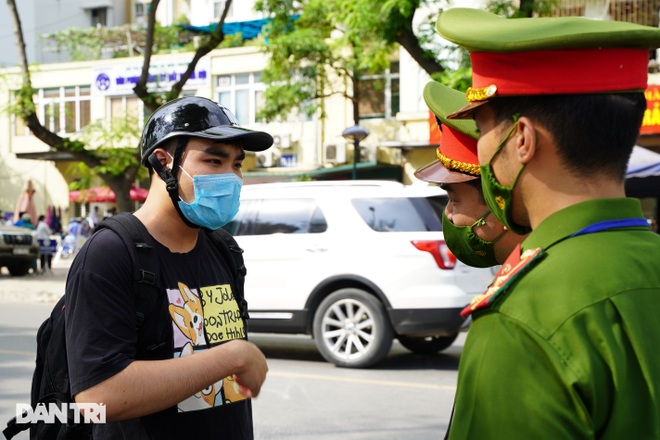 Người dân ngỡ ngàng khi bị công an nhắc nhở, nói: Không biết Công điện 15 - 2 Người dân ngỡ ngàng khi bị công an nhắc nhở, nói: Không biết Công điện 15 - 2