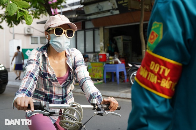 Người dân ngỡ ngàng khi bị công an nhắc nhở, nói: Không biết Công điện 15 - 9 Người dân ngỡ ngàng khi bị công an nhắc nhở, nói: Không biết Công điện 15 - 9