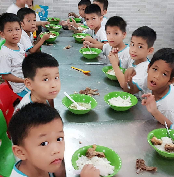 Ấm lòng triệu bữa ăn dinh dưỡng cho trẻ em nghèo mùa dịch Covid-19 - 1 Ấm lòng triệu bữa ăn dinh dưỡng cho trẻ em nghèo mùa dịch Covid-19 - 1