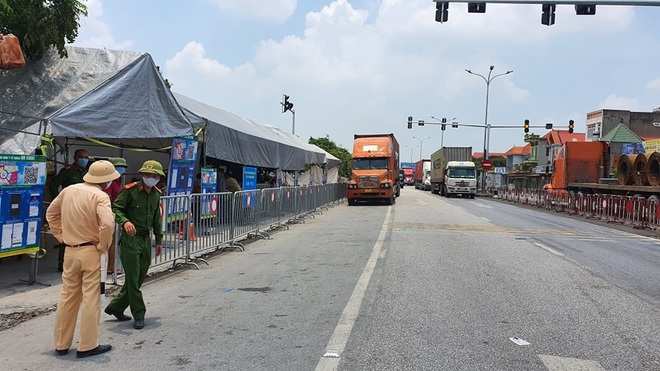 Hải Phòng có động thái khẩn, chốt kiểm dịch ở quốc lộ 5 thoát cảnh ùn tắc - 2 Hải Phòng có động thái khẩn, chốt kiểm dịch ở quốc lộ 5 thoát cảnh ùn tắc - 2