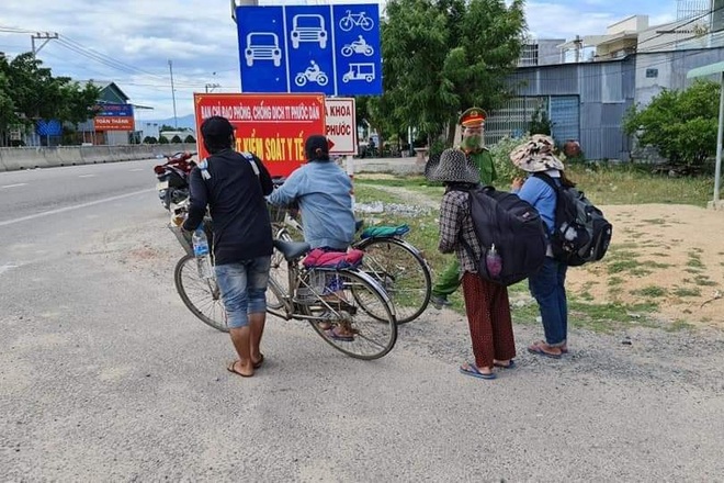Bốn mẹ con đi xe đạp từ Đồng Nai về Nghệ An: Chỉ mong về đến quê hương - 1 Bốn mẹ con đi xe đạp từ Đồng Nai về Nghệ An: Chỉ mong về đến quê hương - 1