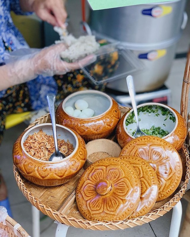 Hot sticky rice served with strange dishes, affordable price just more than a cup of tea in Nha Trang - 6