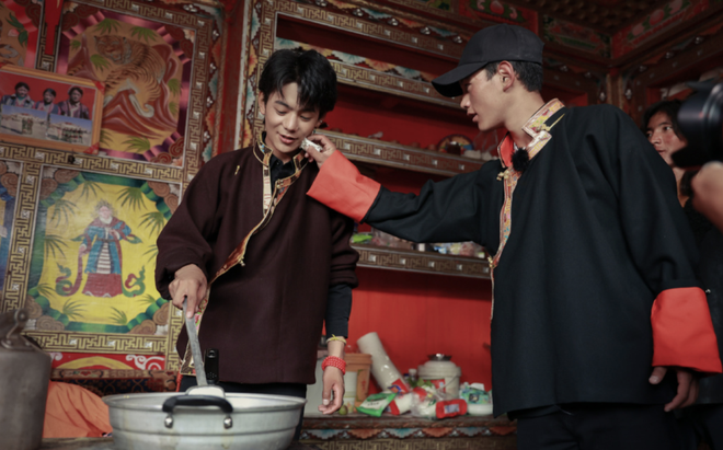 Hai anh em chăn bò trở thành ngôi sao: Nhà nghèo, chẳng có gì ngoài... Đẹp! - 8 Hai anh em chăn bò trở thành ngôi sao: Nhà nghèo, chẳng có gì ngoài... Đẹp! - 8