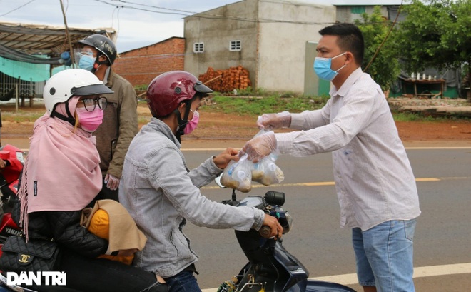 Người dân Đắk Nông nấu nồi bắp 0 đồng phục vụ bà con đi đường về quê - 2