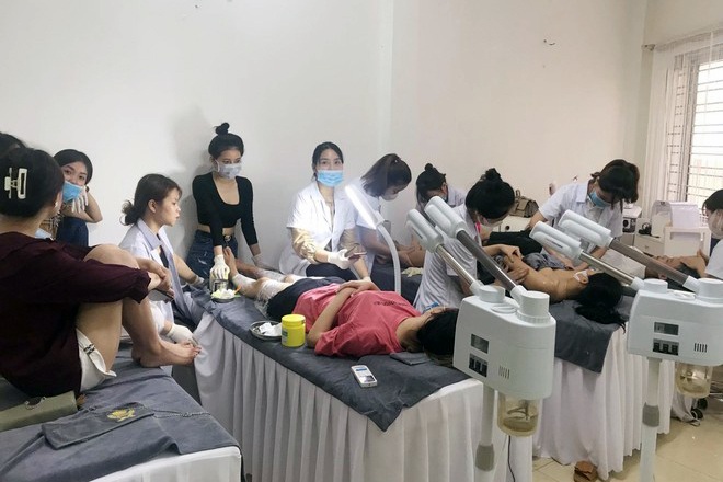 Hà Nội: Bắt quả tang tiệm spa, quán bi-a âm thầm hoạt động - 2