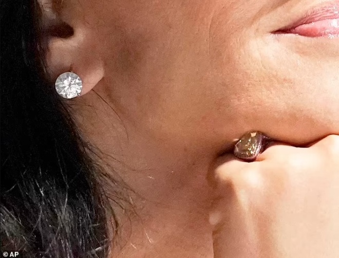 Bạn gái tỷ phú giàu nhất thế giới đeo nhẫn trên ngón đặc biệt: Ẩn ý gì đây? - 2 Bạn gái tỷ phú giàu nhất thế giới đeo nhẫn trên ngón đặc biệt: Ẩn ý gì đây? - 2