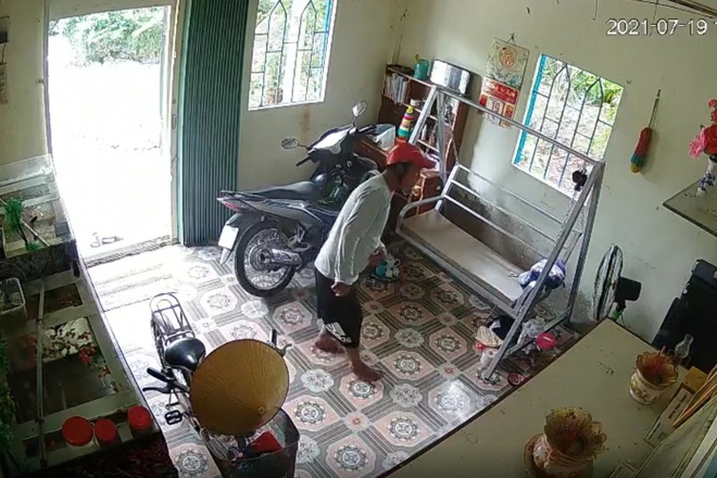Camera an ninh phản ánh sắc nét hình ảnh trộm cắp của nam thanh niên - 1