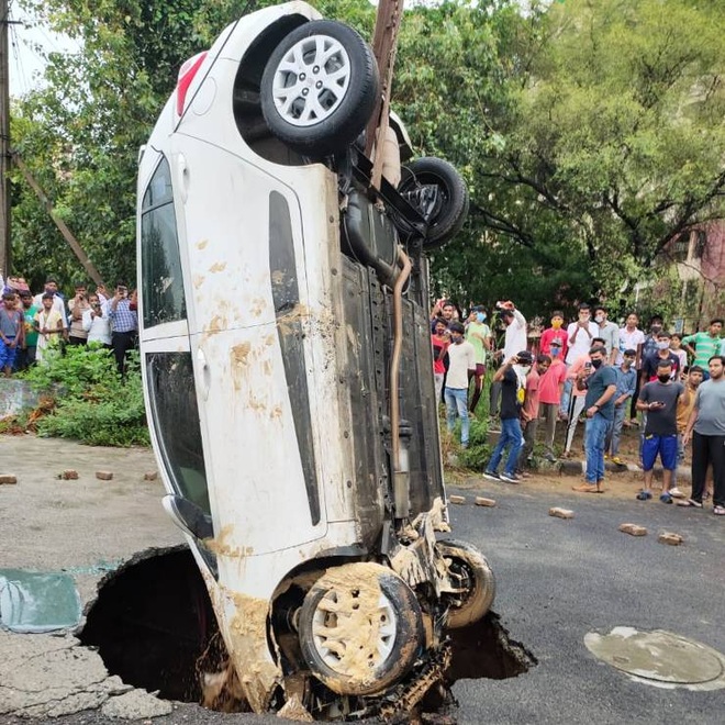 Tài xế bị mắc kẹt khi ô tô bất ngờ sụp hố tử thần trên đường - 2 Tài xế bị mắc kẹt khi ô tô bất ngờ sụp hố tử thần trên đường - 2