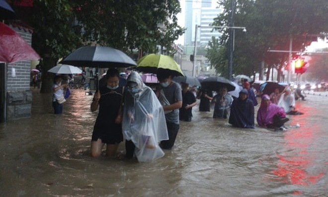 Nhiều thành phố Trung Quốc chìm trong biển nước, 12 người chết vì lũ lụt - 1 Nhiều thành phố Trung Quốc chìm trong biển nước, 12 người chết vì lũ lụt - 1