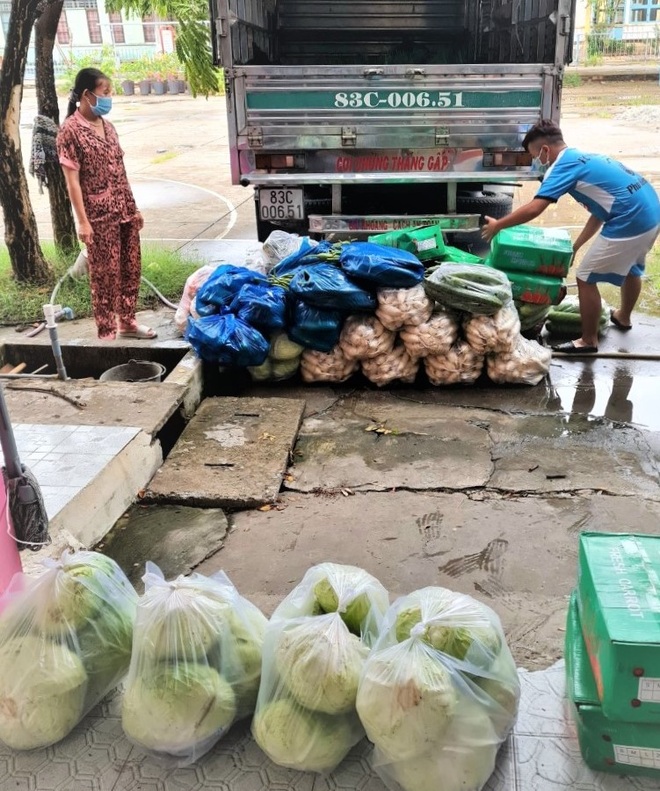  Giáo viên gác nghỉ hè, cùng nhau nấu cơm ủng hộ tuyến đầu chống dịch  - Ảnh 2.