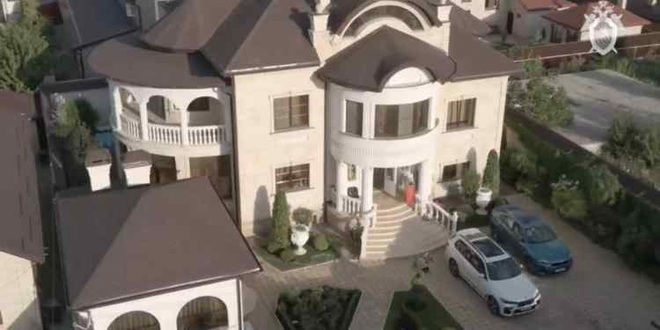 Nga bắt cảnh sát mafia sở hữu biệt phủ dát vàng như cung điện - 2 Nga bắt cảnh sát mafia sở hữu biệt phủ dát vàng như cung điện - 2