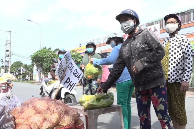 Chủ vựa hoa cảnh mua hàng tấn rau, củ tặng bếp ăn 0 đồng, người nghèo - 4