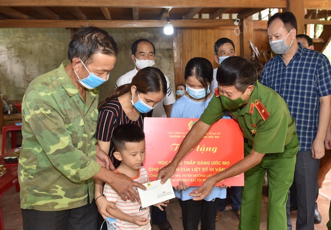 Trao học bổng cho hai con của trung tá hy sinh khi truy bắt tội phạm ma túy - 1 Trao học bổng cho hai con của trung tá hy sinh khi truy bắt tội phạm ma túy - 1
