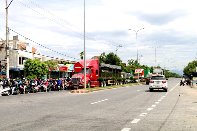 Hàng vạn người từ Đà Nẵng đổ về Quảng Nam trước giờ G - 1