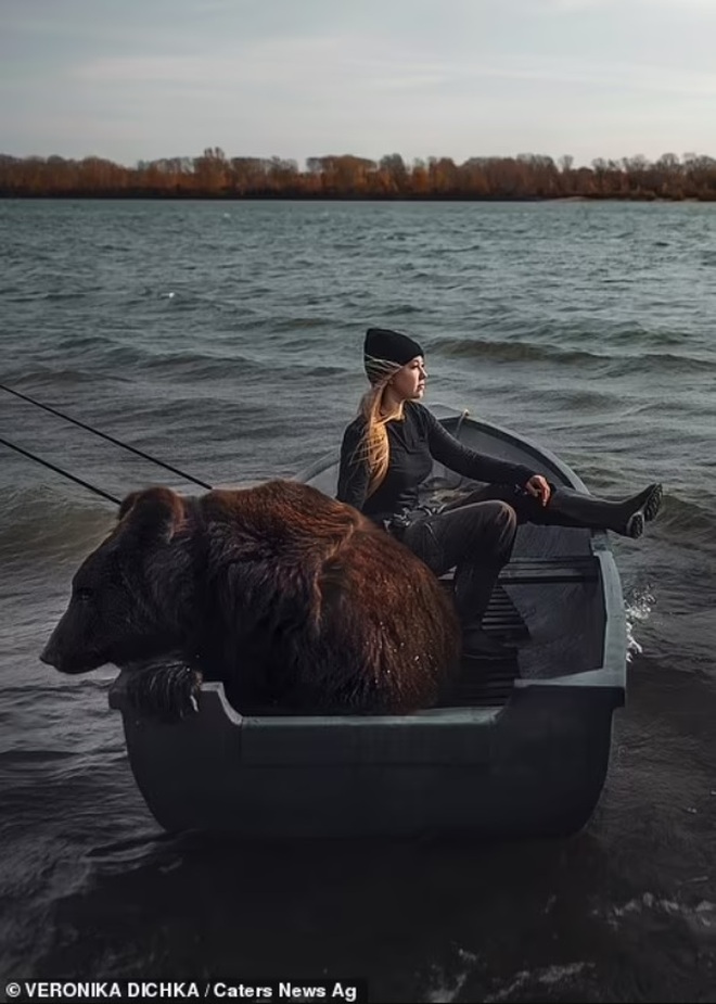 Chưa có bạn trai, nhưng có... gấu: Cô gái Nga gây sốt với thú cưng - 5
