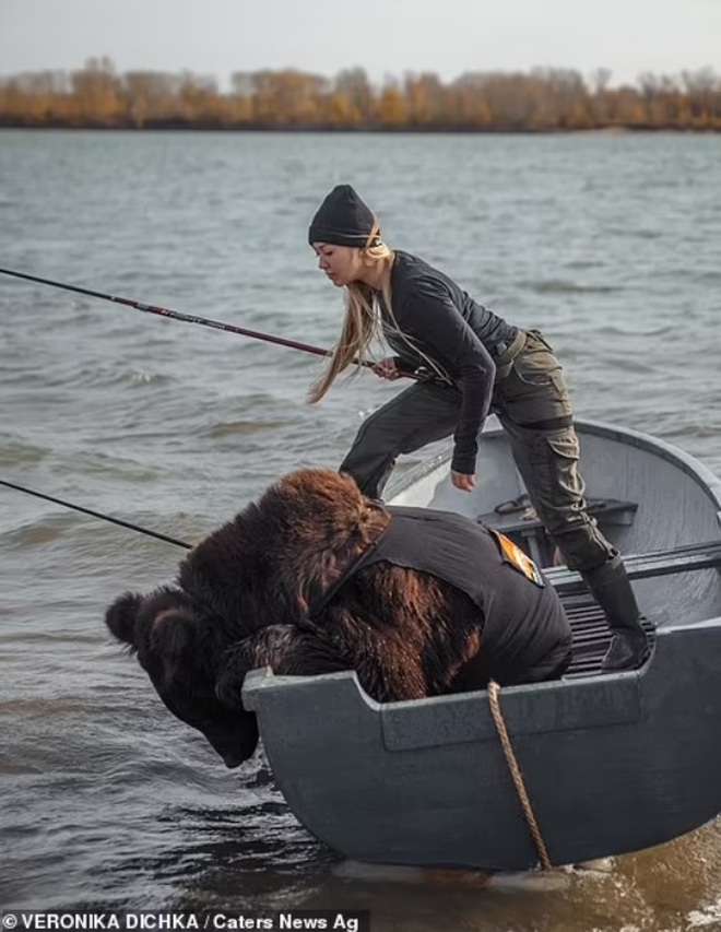 Chưa có bạn trai, nhưng có... gấu: Cô gái Nga gây sốt với thú cưng - 8