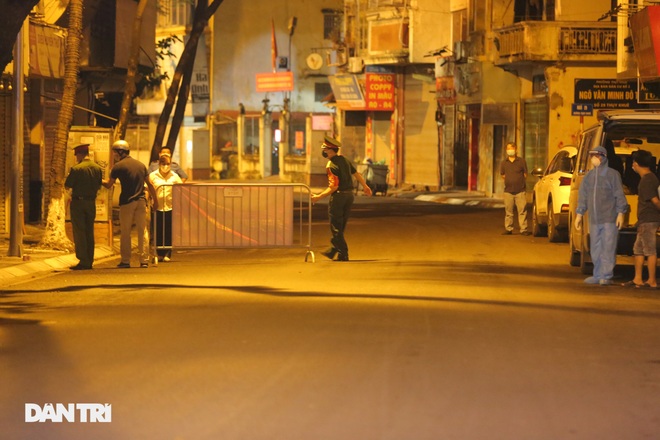 Hà Nội: Xuyên đêm phong tỏa, xét nghiệm hơn 100 người ở Thụy Khuê - 5 Hà Nội: Xuyên đêm phong tỏa, xét nghiệm hơn 100 người ở Thụy Khuê - 5