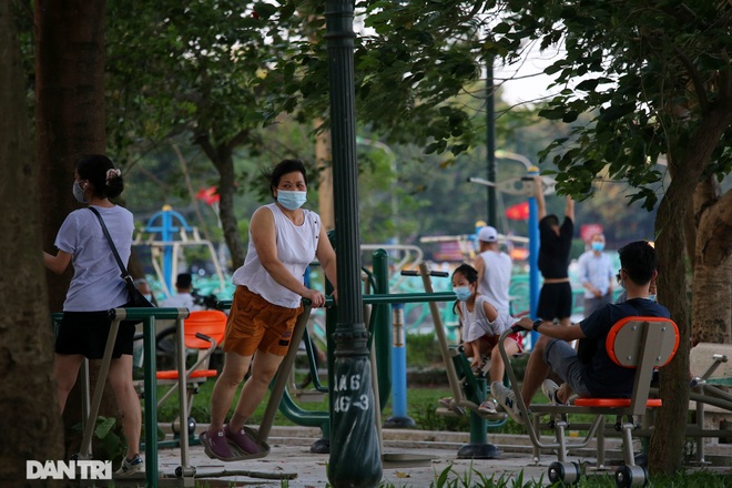 Hà Nội: Tìm người tập thể dục ở vườn hoa Lạc Long Quân vì có ca dương tính - 1 Hà Nội: Tìm người tập thể dục ở vườn hoa Lạc Long Quân vì có ca dương tính - 1