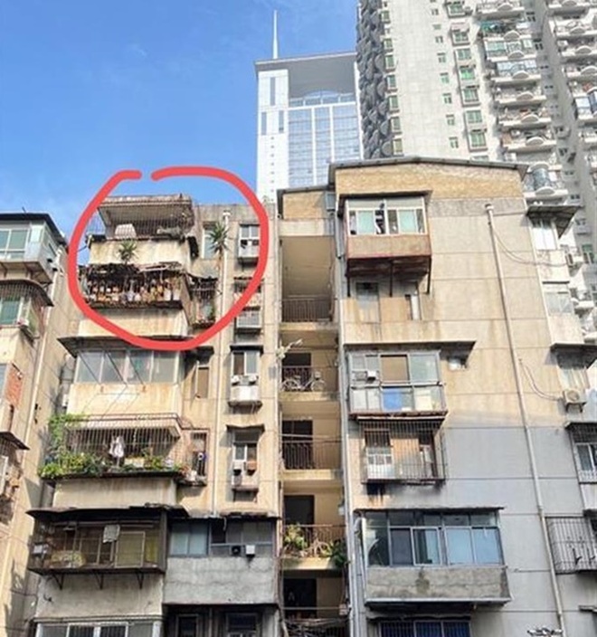 Cư dân hốt hoảng với mối nguy treo trên đầu từ căn hộ bỏ hoang 6 năm - 3 Cư dân hốt hoảng với mối nguy treo trên đầu từ căn hộ bỏ hoang 6 năm - 3