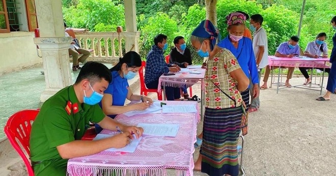Người dân huyện Kỳ Sơn khai báo y tế (Ảnh: CTV). Người dân huyện Kỳ Sơn khai báo y tế (Ảnh: CTV).