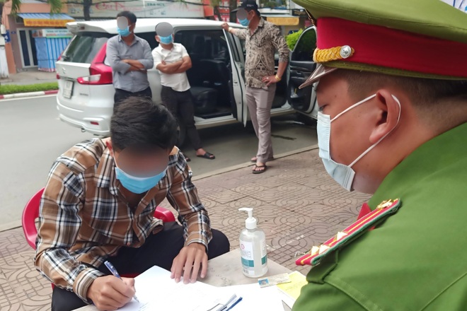 Cười ra nước mắt muôn kiểu lý do ra đường thời giãn cách xã hội - 4 Cười ra nước mắt muôn kiểu lý do ra đường thời giãn cách xã hội - 4