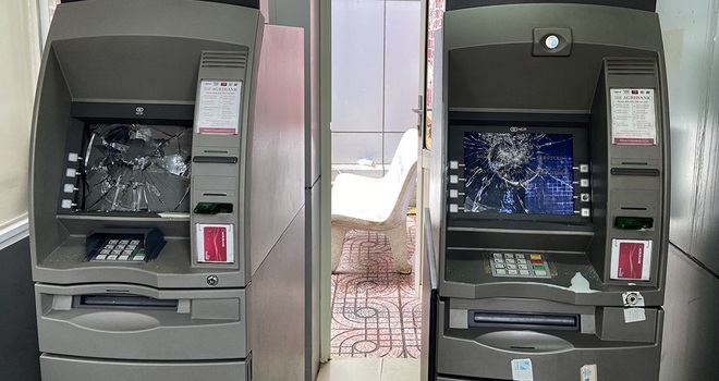 Trụ ATM không chịu nhận thẻ, nam thanh niên cầm đá đập vỡ màn hình - 2