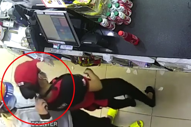 Nữ nhân viên cửa hàng tiện lợi bị kẻ cướp kề dao vào cổ cuỗm 9 triệu đồng - 1
