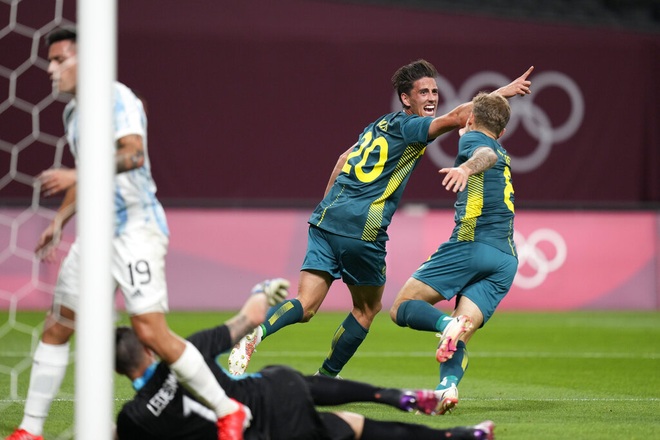 Chơi thiếu người, Olympic Argentina thua sốc trước Olympic Australia - 2 Chơi thiếu người, Olympic Argentina thua sốc trước Olympic Australia - 2
