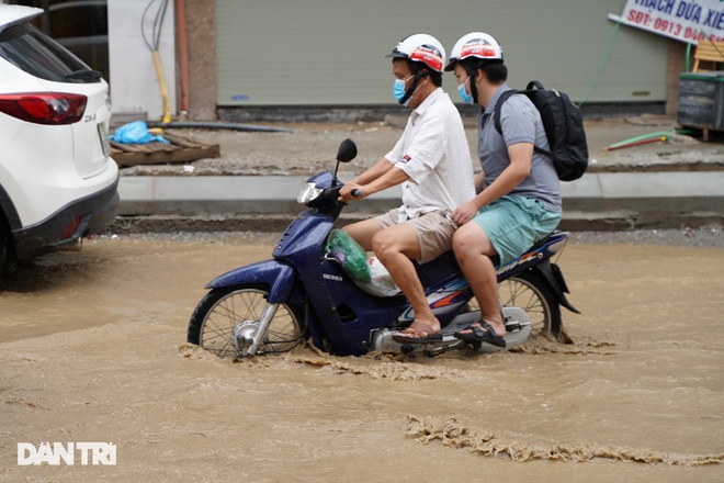 Hà Nội: Mưa lớn nhiều giờ đồng hồ gây ngập úng một số tuyến phố - 3 Hà Nội: Mưa lớn nhiều giờ đồng hồ gây ngập úng một số tuyến phố - 3