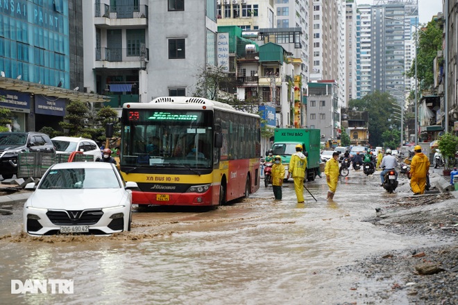 Hà Nội: Mưa lớn nhiều giờ đồng hồ gây ngập úng một số tuyến phố - 5 Hà Nội: Mưa lớn nhiều giờ đồng hồ gây ngập úng một số tuyến phố - 5