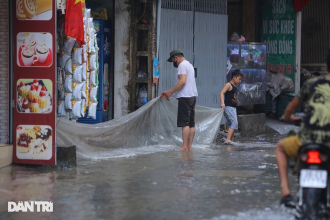 Hà Nội: Mưa lớn nhiều giờ đồng hồ gây ngập úng một số tuyến phố - 12 Hà Nội: Mưa lớn nhiều giờ đồng hồ gây ngập úng một số tuyến phố - 12