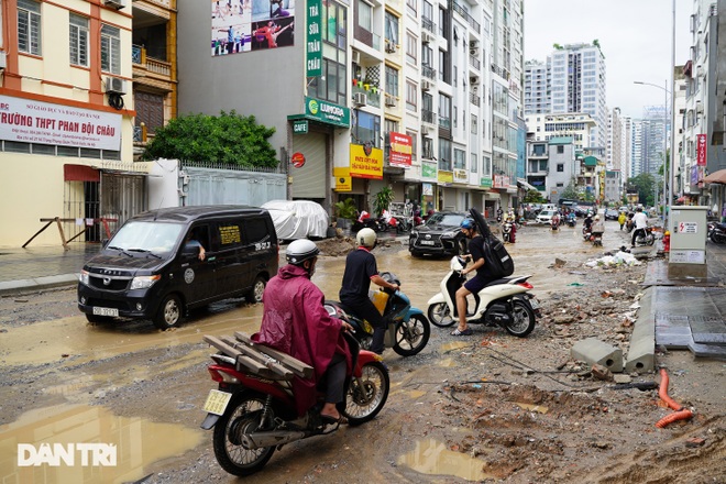Hà Nội: Mưa lớn nhiều giờ đồng hồ gây ngập úng một số tuyến phố - 1 Hà Nội: Mưa lớn nhiều giờ đồng hồ gây ngập úng một số tuyến phố - 1