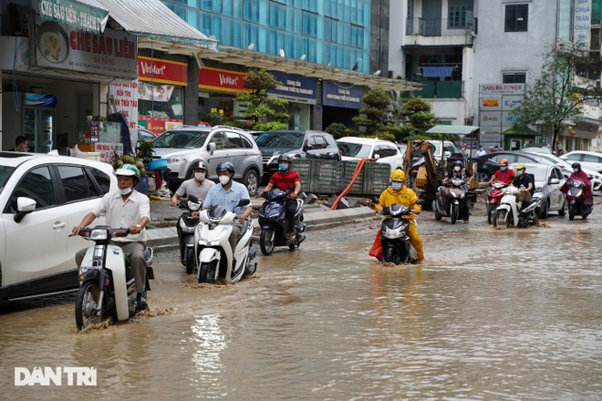 Hà Nội: Mưa lớn nhiều giờ đồng hồ gây ngập úng một số tuyến phố - 2 Hà Nội: Mưa lớn nhiều giờ đồng hồ gây ngập úng một số tuyến phố - 2