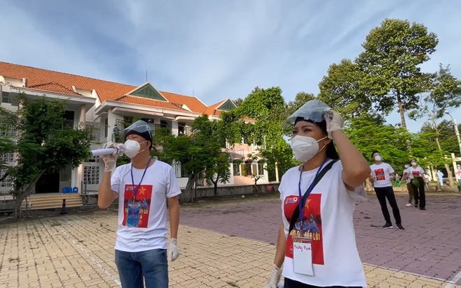 Phương Thanh, Quốc Đại gây xúc động khi cất tiếng hát từ bệnh viện dã chiến - 2 Phương Thanh, Quốc Đại gây xúc động khi cất tiếng hát từ bệnh viện dã chiến - 2