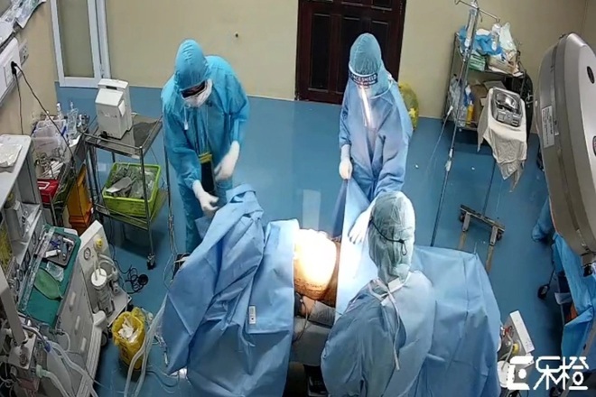 Cần Thơ: Phẫu thuật cứu bệnh nhân bị thủng dạ dày, mắc Covid-19 - 1 Cần Thơ: Phẫu thuật cứu bệnh nhân bị thủng dạ dày, mắc Covid-19 - 1